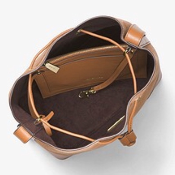 SOLD⛔️Authentic MK Suede/Leather bucket w pouch - Picture 5 of 8